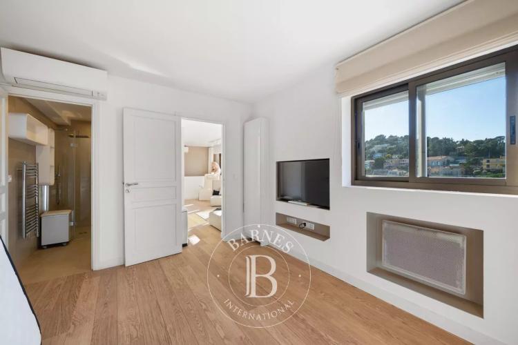 VILLEFRANCHE-SUR-MER — ÉLÉGANT DUPLEX AVEC VUE PANORAMIQUE DÉGAGÉE