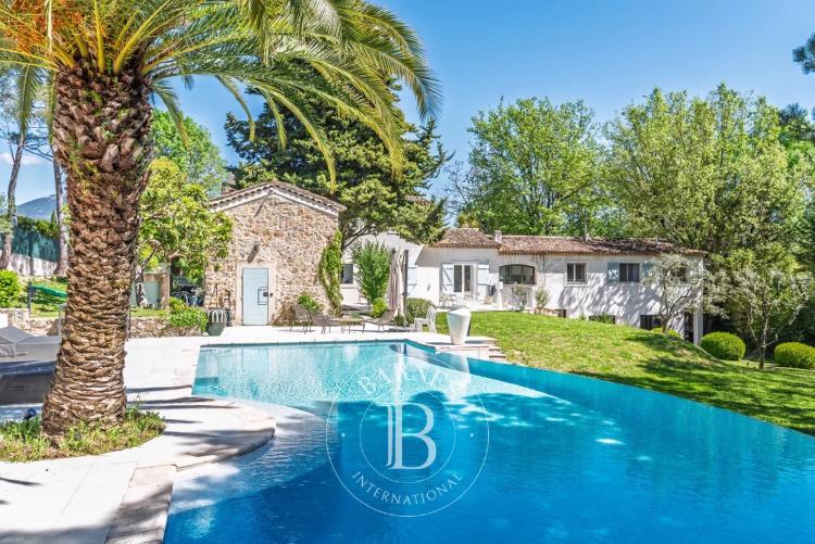 Valbonne - A pied du village - Propriété familiale rénovée - Maison d’amis - Mazet - Appartement indépendant.