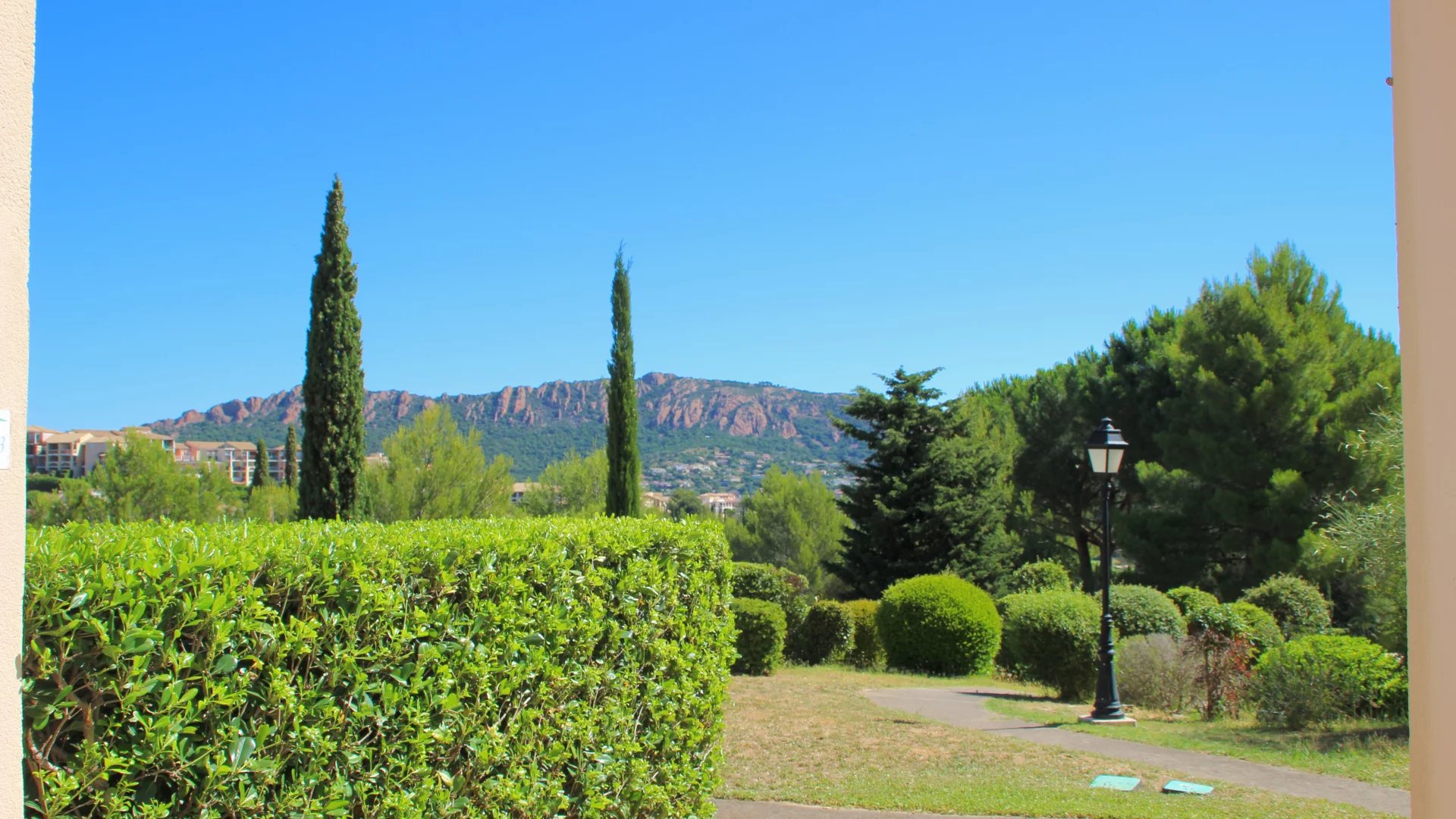 Agay - Cap Esterel - CHARMANT APPARTEMENT AVEC COIN CHAMBRE, EN REZ-DE-JARDIN AVEC VUE SUR L'ESTÉREL – ENTIÈREMENT RÉNOVÉ. Parking