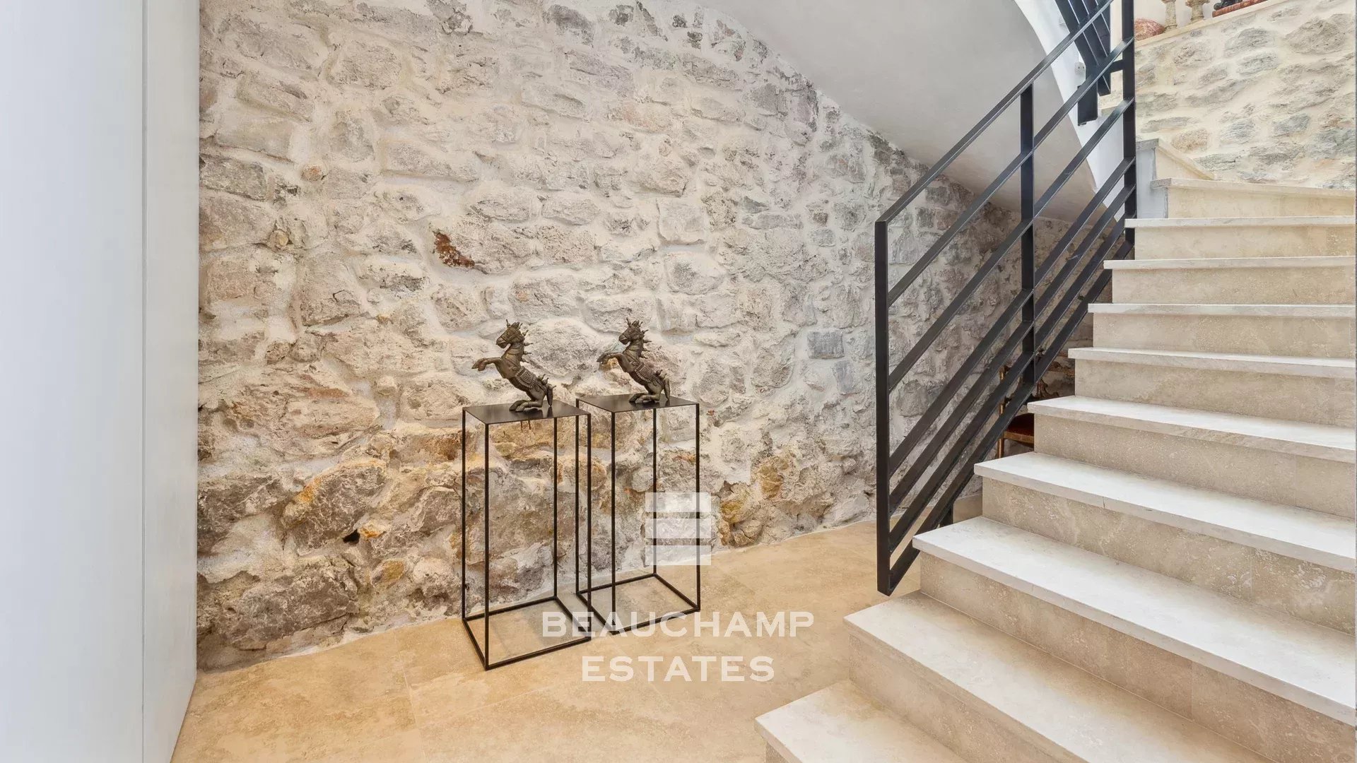 Bastide en Pierre de 20 Hectares vue panoramique - Fayence
