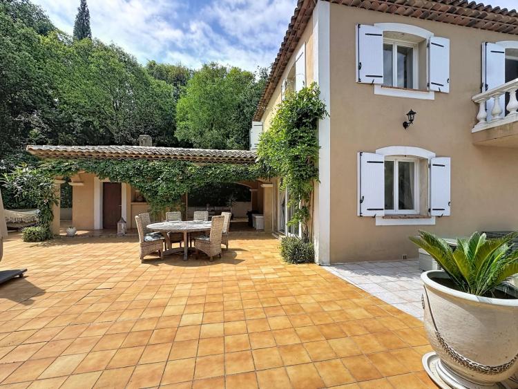 GASSIN – VILLA AVEC VUE MER À QUELQUES MINUTES DE SAINT-TROPEZ
