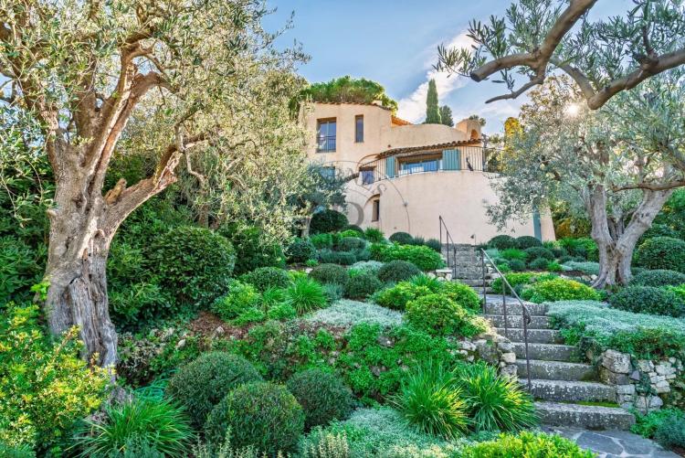 PROCHE MOUGINS – DOMAINE DE CASTELLARAS – VILLA COUELLE