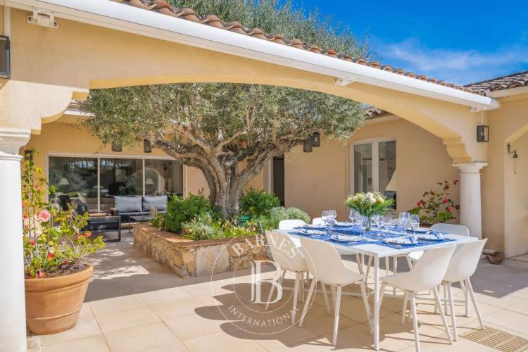 SAINT-RAPHAËL - VILLA DE STANDING DANS UN ENVIRONNEMENT PRÉSERVÉ