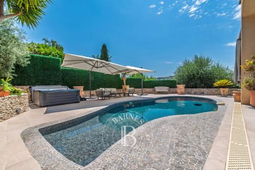 Vence – Villa au cœur d’un domaine fermé - 5 chambres - vue  village et collines