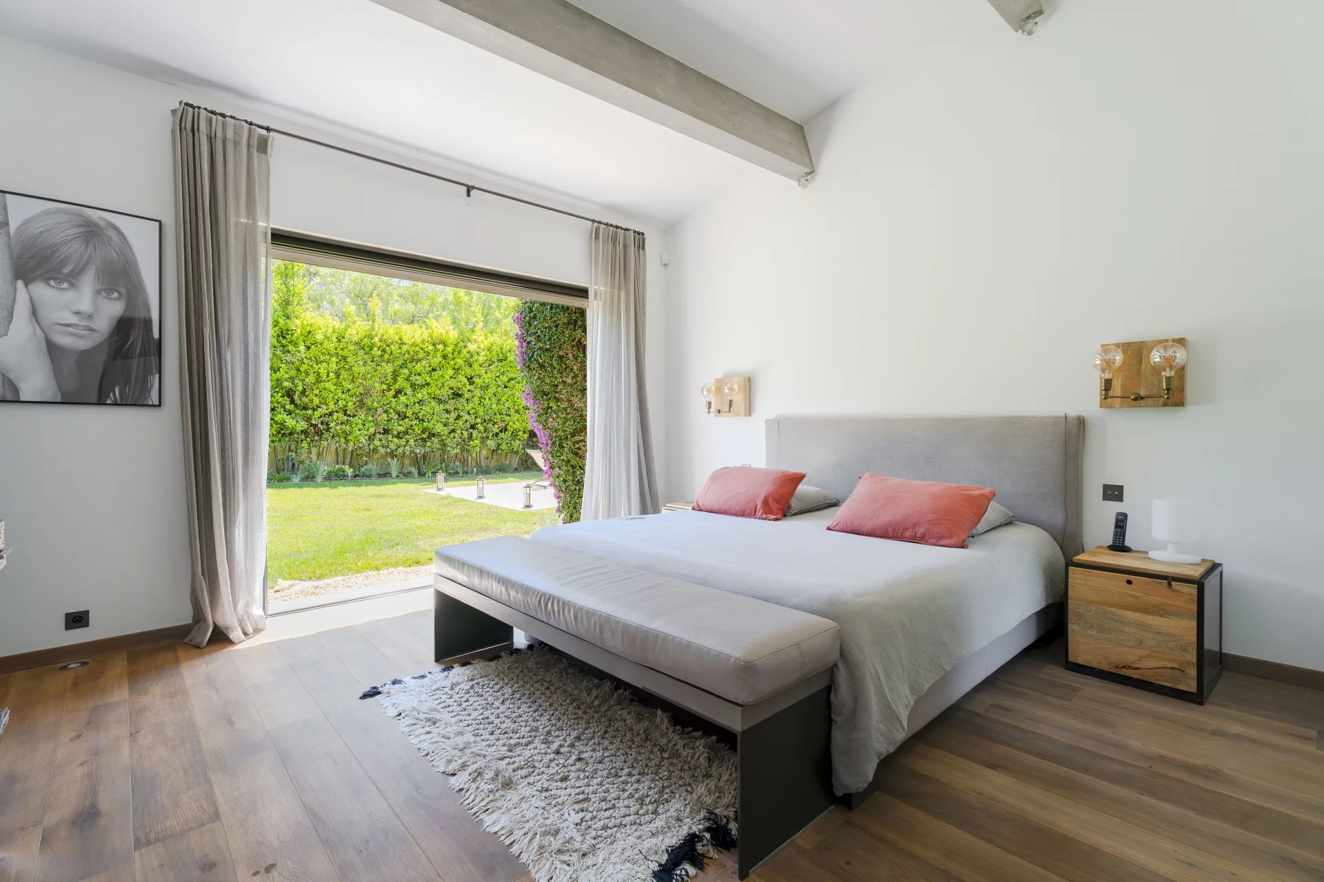 Villa récente à pied de la plage et proche du village de Saint-Tropez à vendre