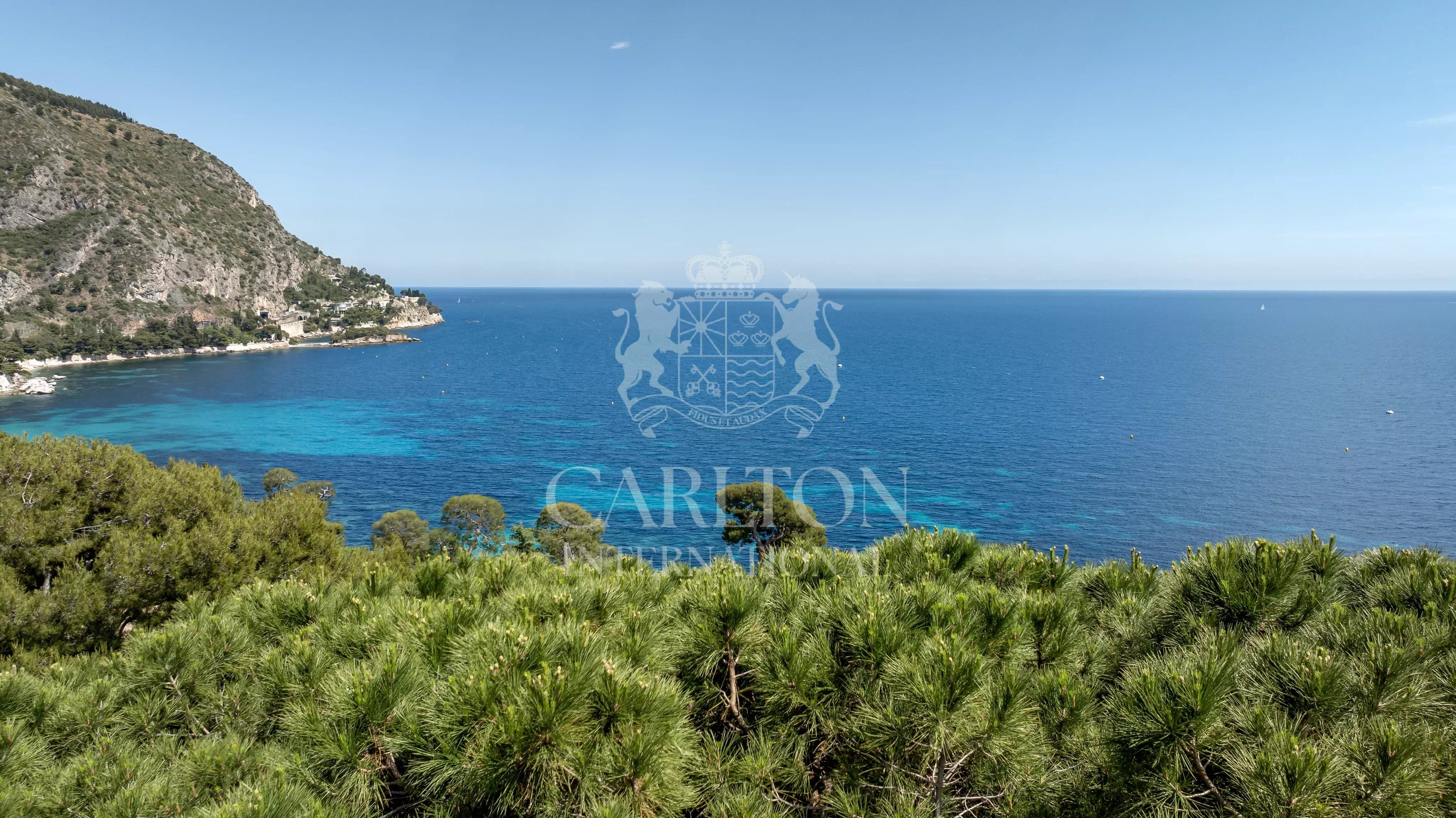 Villa d’exception à pied des plages, offrant une vue mer panoramique et deux maisons d’invités