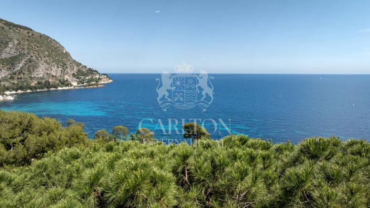 Villa d’exception à pied des plages, offrant une vue mer panoramique et deux maisons d’invités
