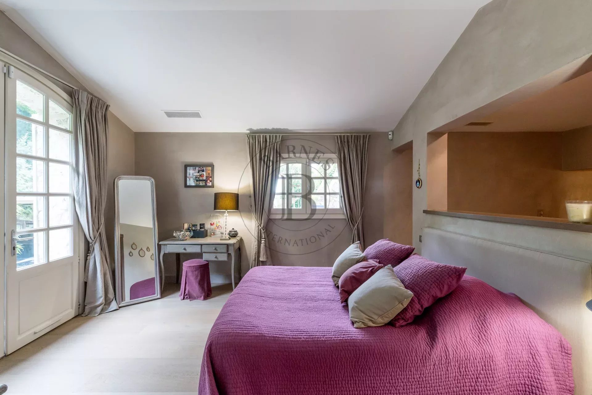 PROCHE MOUGINS - VILLA DE CHARME - AU CALME
