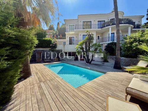 Superbe villa contemporaine avec piscine, une oasis de lumière au cœur de Roquebrune Cap Martin