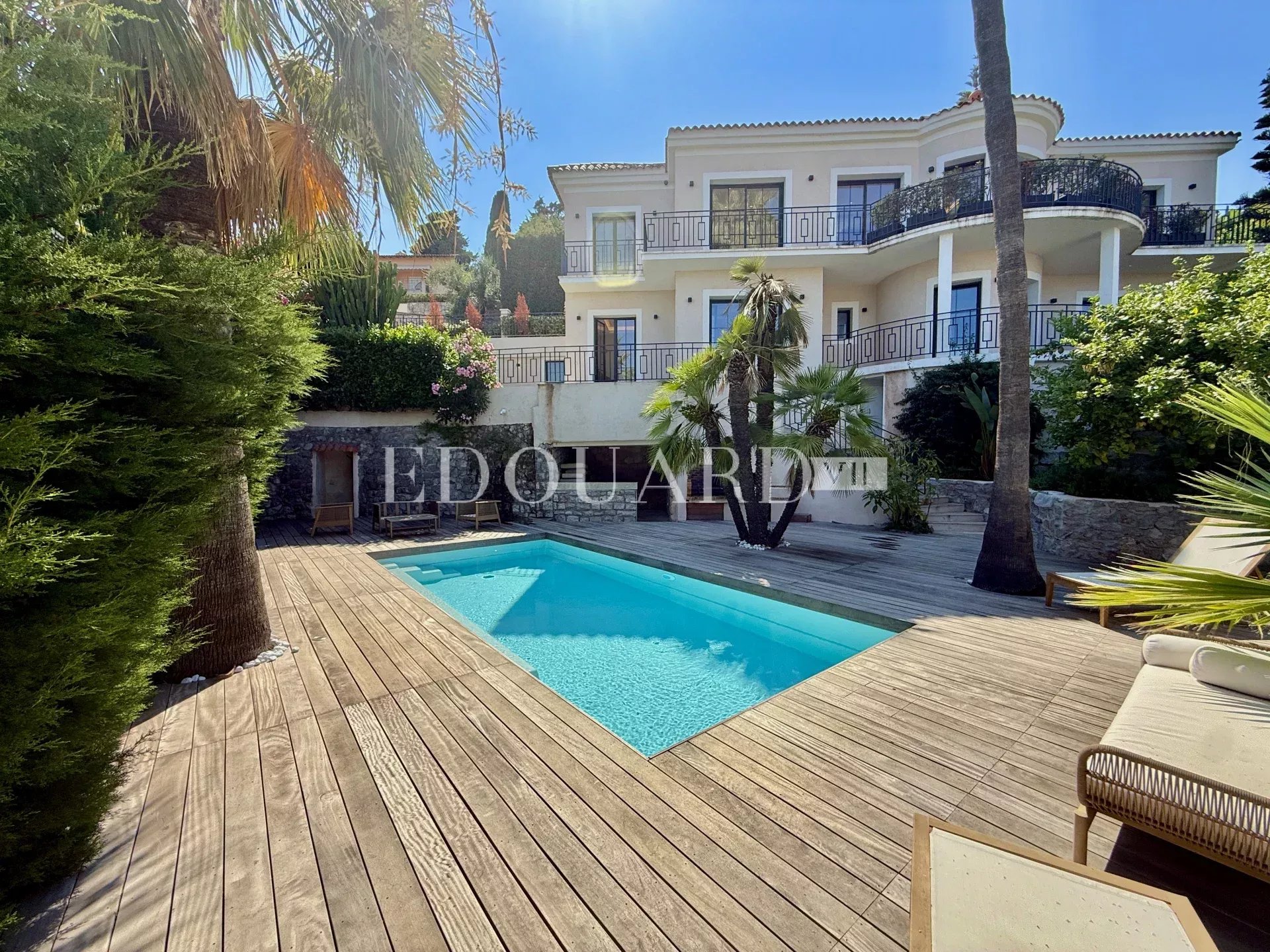 Superbe villa contemporaine avec piscine, une oasis de lumière au cœur de Roquebrune Cap Martin