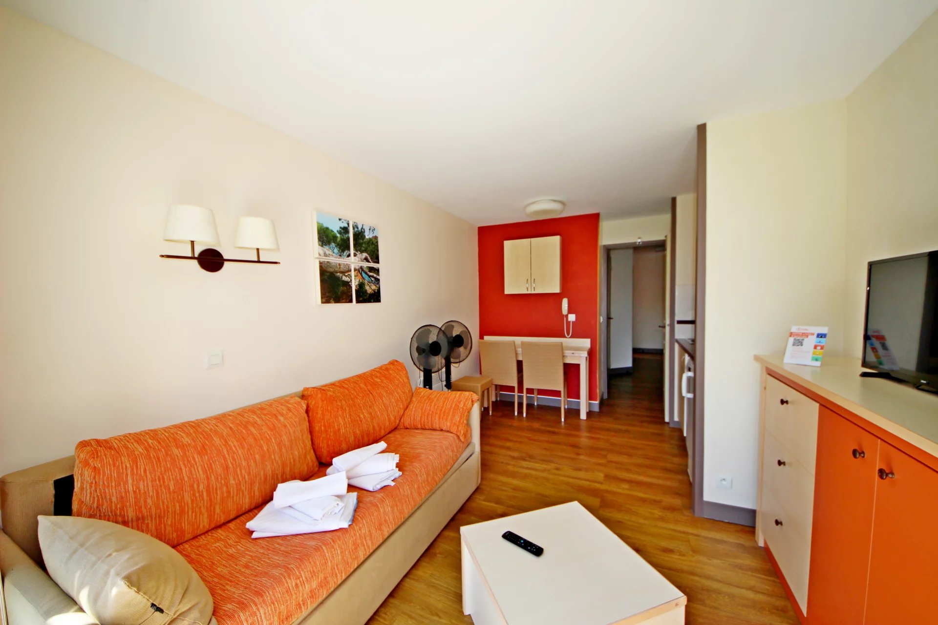 AGAY CAP ESTEREL ALLEE DES FLEURS 2 PIECES DERNIER ETAGE. LARGE TERRASSE.PARKING
