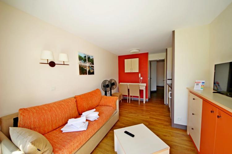 AGAY CAP ESTEREL ALLEE DES FLEURS 2 PIECES DERNIER ETAGE. LARGE TERRASSE.PARKING