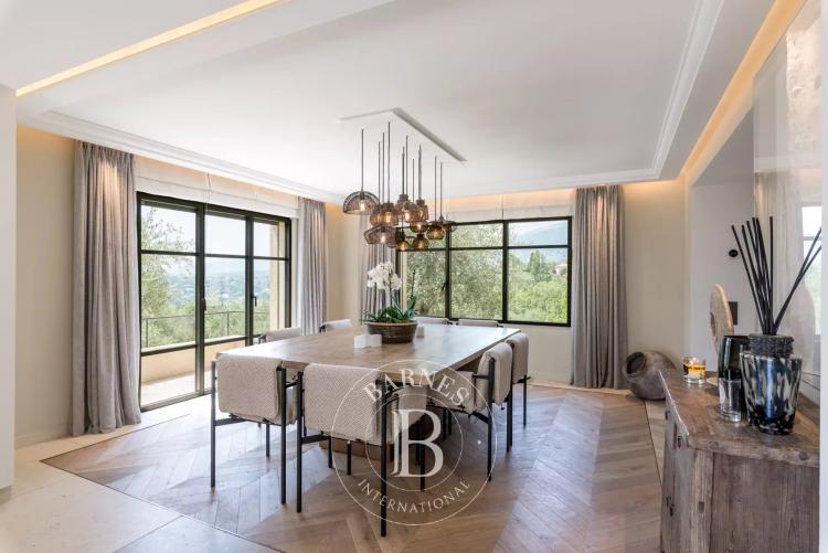 PROCHE MOUGINS – PROPRIÉTÉ D’EXCEPTION – VUE MER
