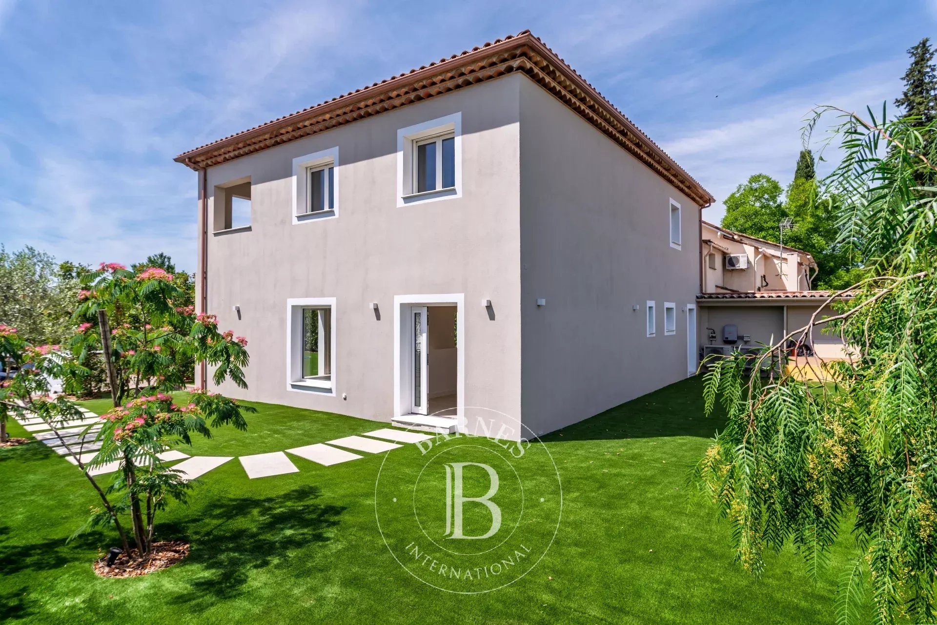 Grasse - Villa rénovée de 202 m2 au calme dans une impasse à proximité immédiate des commerces
