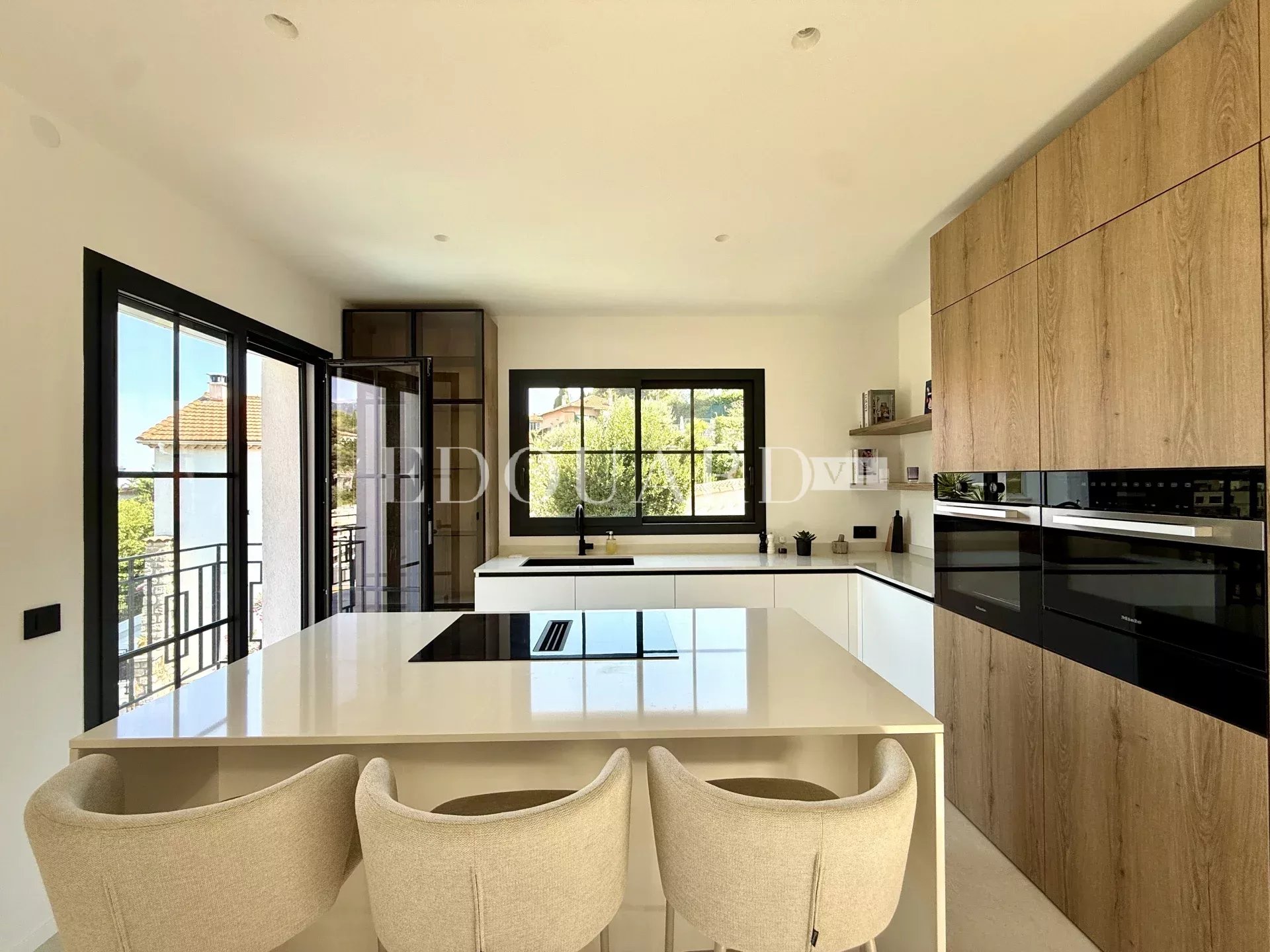 Superbe villa contemporaine avec piscine, une oasis de lumière au cœur de Roquebrune Cap Martin