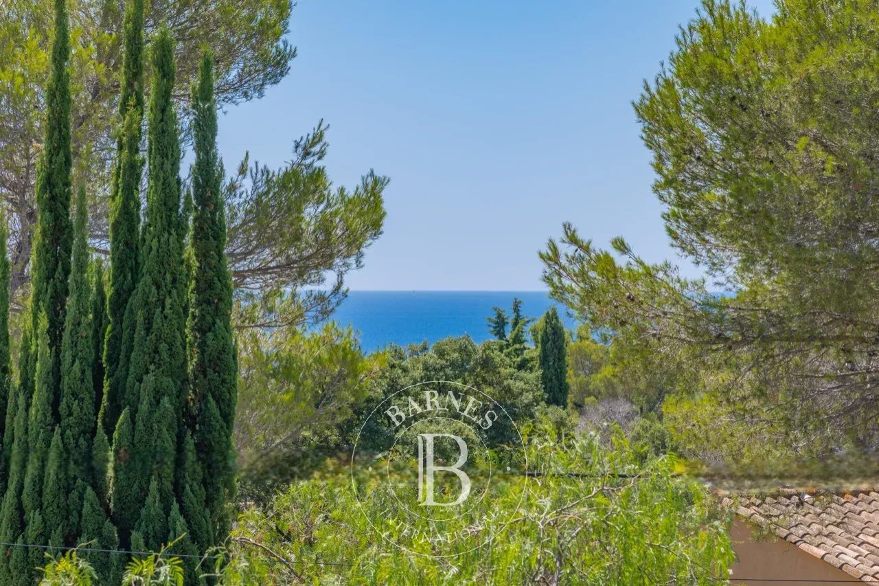 SAINT-RAPHAËL - VILLA NEUVE AVEC VUE DÉGAGÉE JUSQU'A LA MER