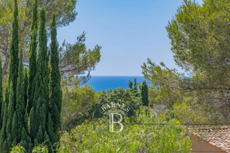 SAINT-RAPHAËL - VILLA NEUVE AVEC VUE DÉGAGÉE JUSQU'A LA MER
