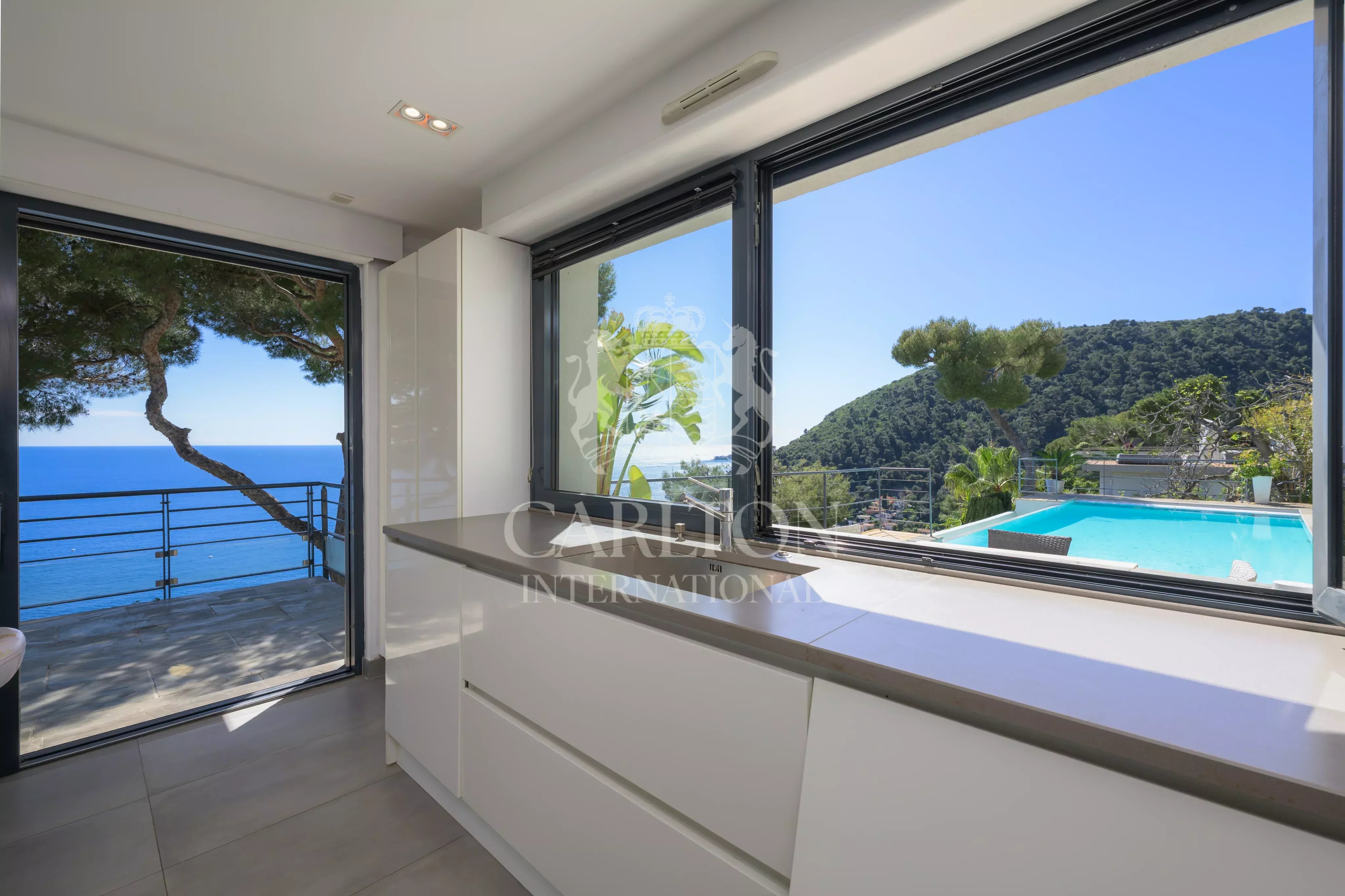 Villa contemporaine avec vue mer panoramique et grand terrain à Èze Bord de Mer