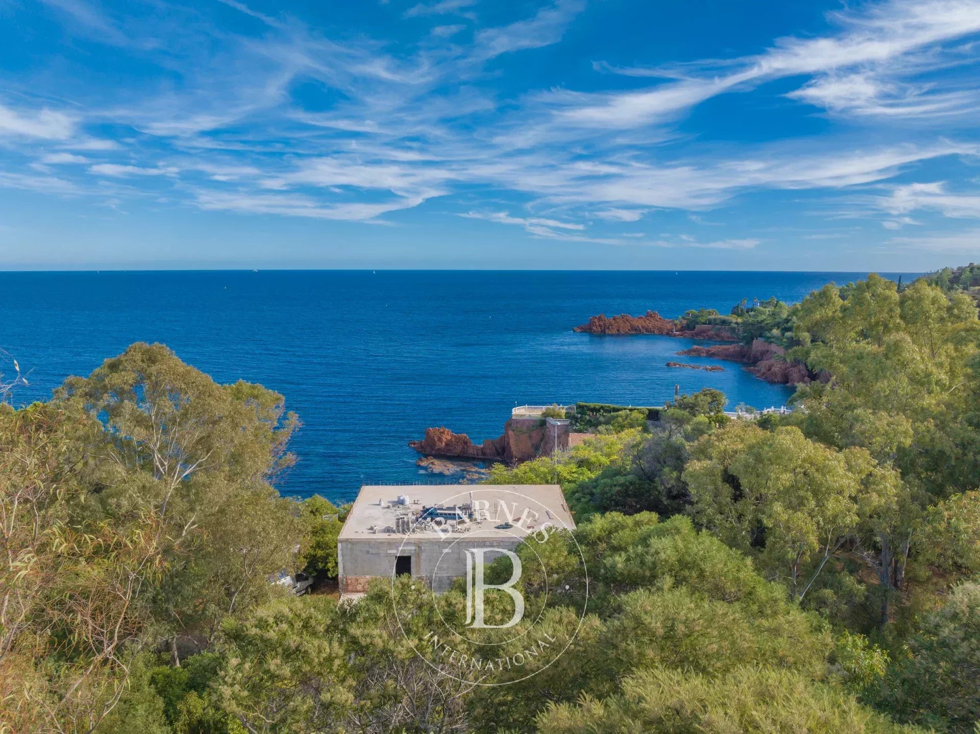 SAINT-RAPHAËL - PROPRIÉTÉ EN BORD DE MER À RÉNOVER
