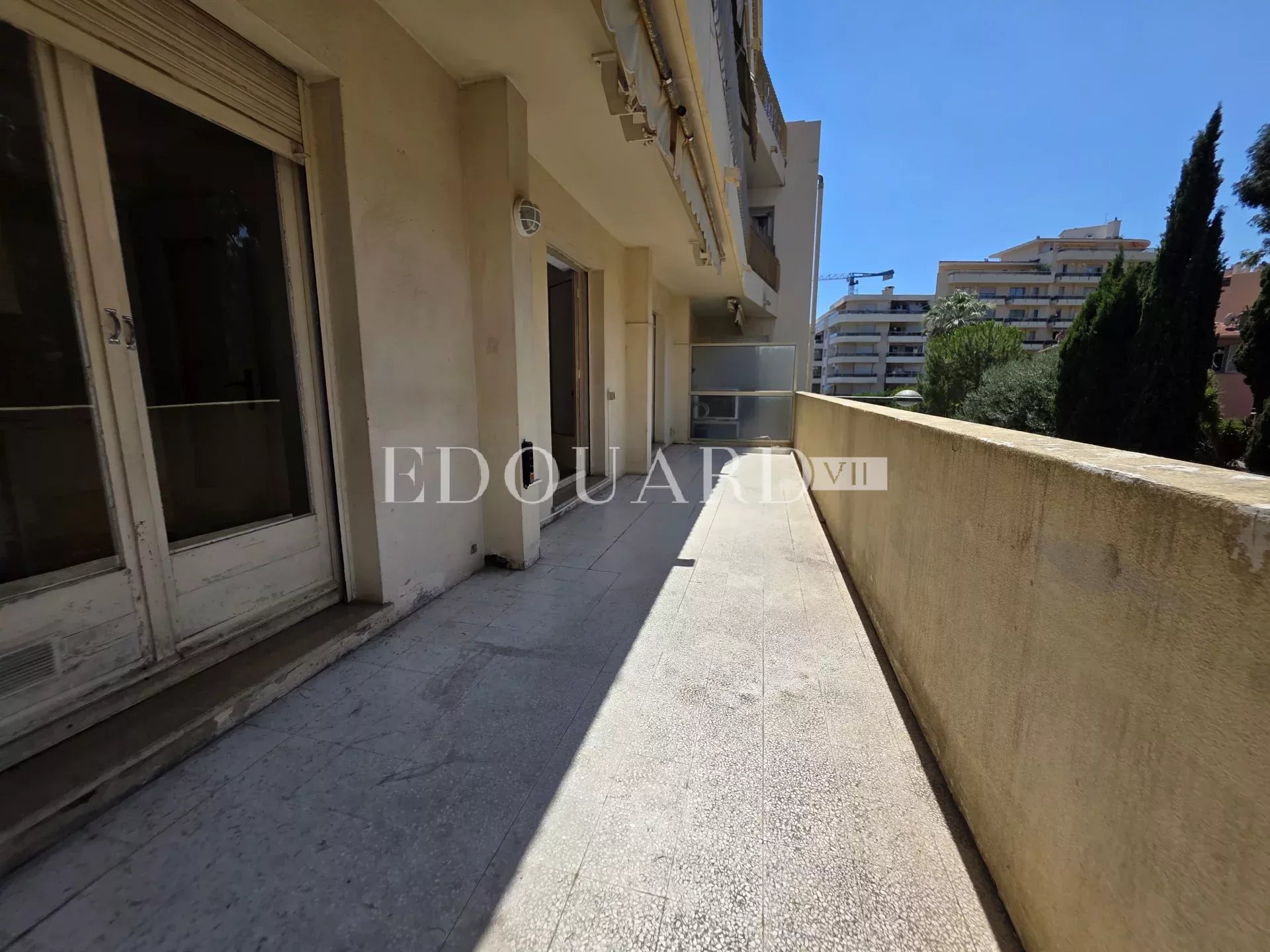 Deux pièces à rénover, avec grande terrasse et agréable vue dégagée, en plein centre de Carnolès