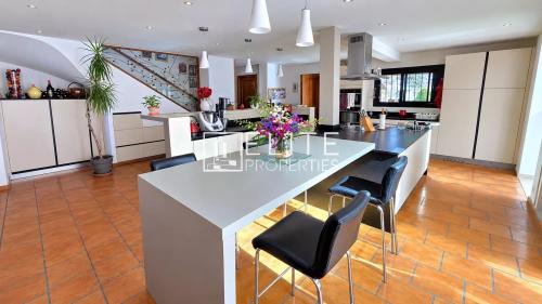 MAISON 6 PIÈCES DE 200 m² AU CALME + PISCINE – MOUANS-SARTOUX