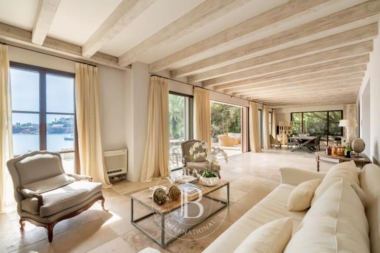 SAINT-RAPHAËL - ÉLÉGANTE VILLA PIED DANS L'EAU