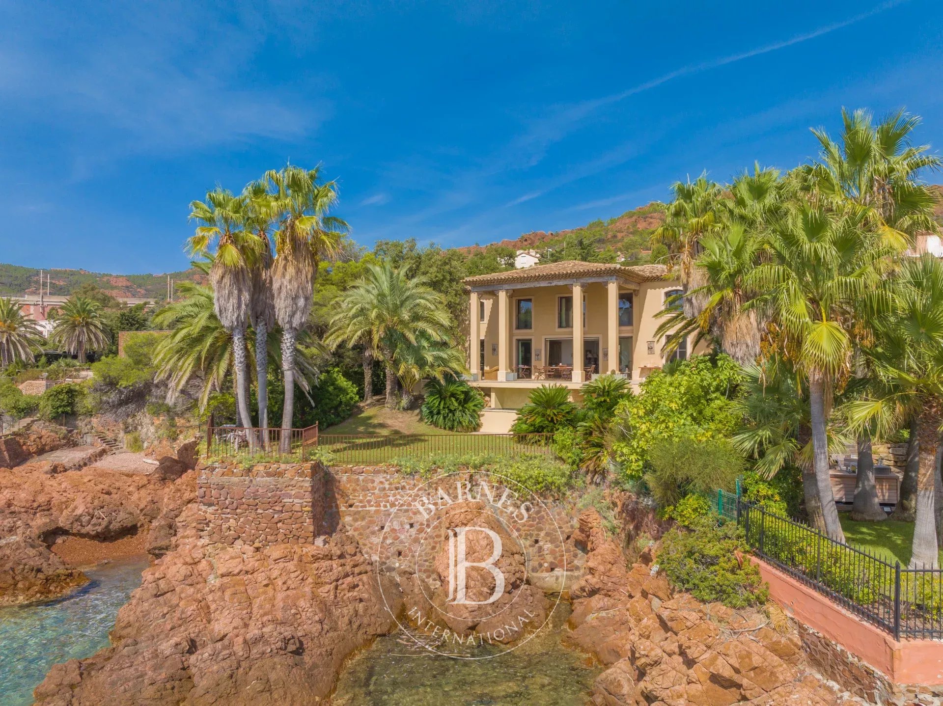 SAINT-RAPHAËL - ÉLÉGANTE VILLA PIED DANS L'EAU