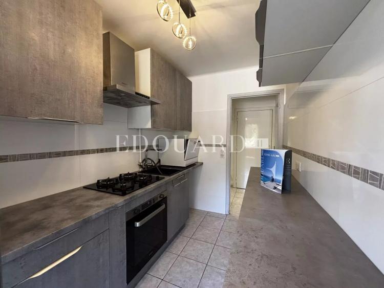 Sur la commune de Menton, en exclusivité deux pièces en bon état avec terrasse et vue dégagée