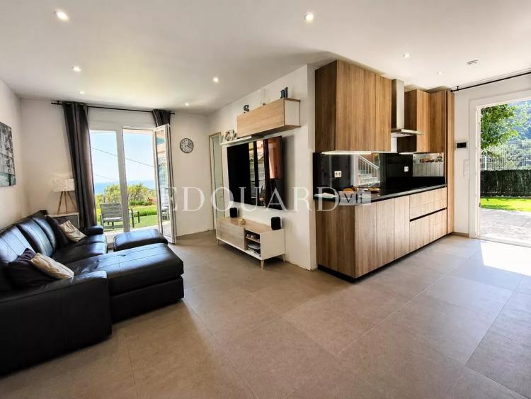 Rare sur la commune de Roquebrune Cap Martin, quatre pièces en bas de villa avec jardin, vue mer et parking