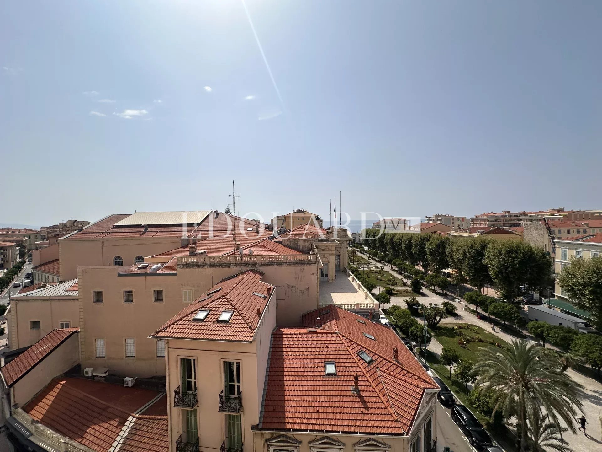 Vaste trois pièces à vendre avec belle vue sur la ville jusqu’à la mer, en plein centre de Menton