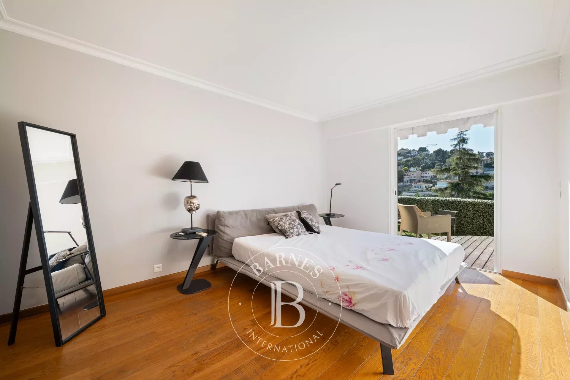 VILLEFRANCHE-SUR-MER — ÉLÉGANT DUPLEX AVEC VUE PANORAMIQUE DÉGAGÉE