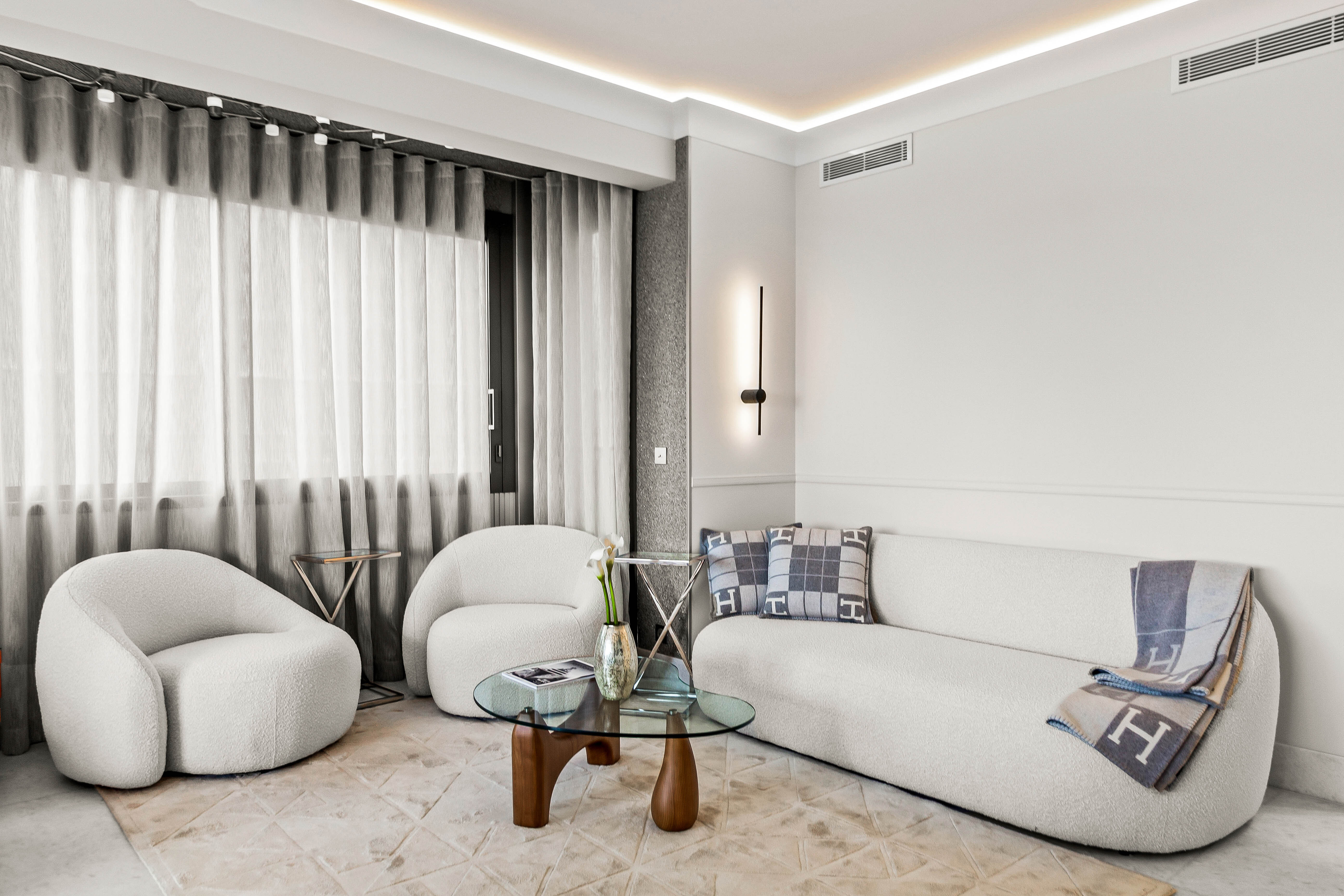 Riviera Palace: 4 Pièces Entièrement Rénové avec Vue Mer & Casino
