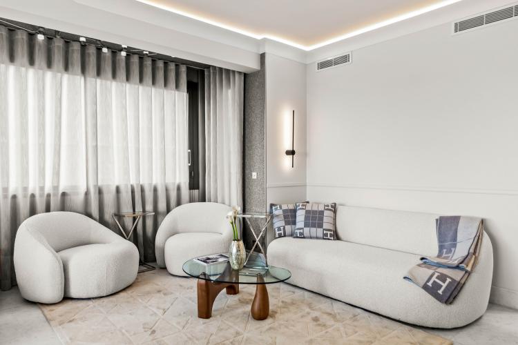 Riviera Palace: 4 Pièces Entièrement Rénové avec Vue Mer & Casino