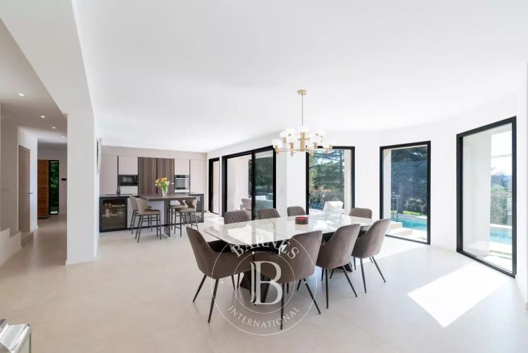 5 mn du village de Valbonne - Villa rénovée 5 chambres - Au calme absolu