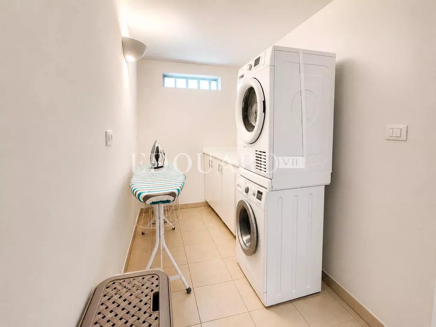 Villa indépendante à vendre, en excellent état avec piscine, jardin plat et vaste parking extérieur