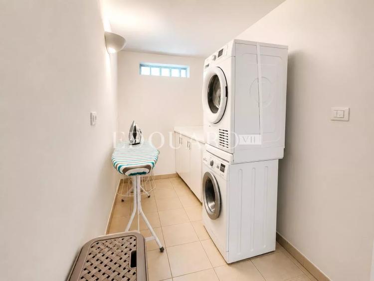 Villa indépendante à vendre, en excellent état avec piscine, jardin plat et vaste parking extérieur