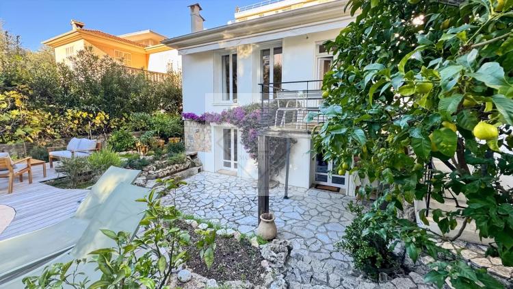 Emplacement Privilégié au Cœur de Cannes : Maison de Ville avec Piscine et Stationnement Privatif
