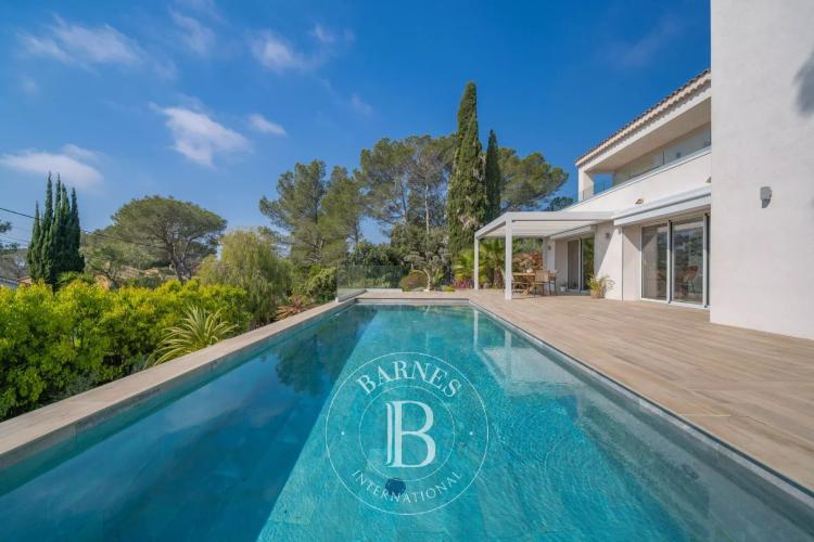 SAINT-RAPHAËL - VILLA NEUVE AVEC VUE DÉGAGÉE JUSQU'A LA MER