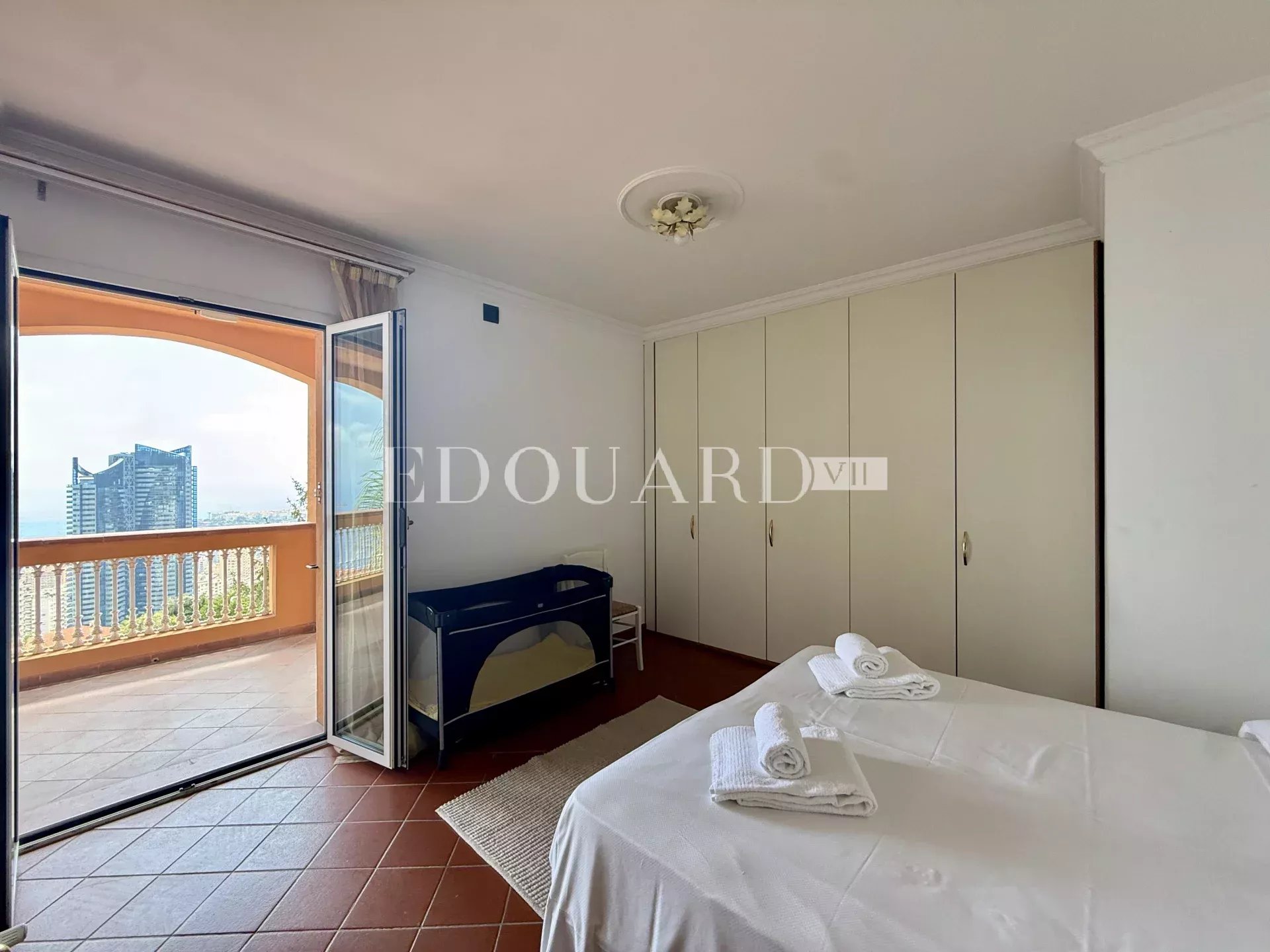 Dans un domaine privé et sécurisé, à vendre villa de prestige avec vue panoramique sur la Principauté de Monaco