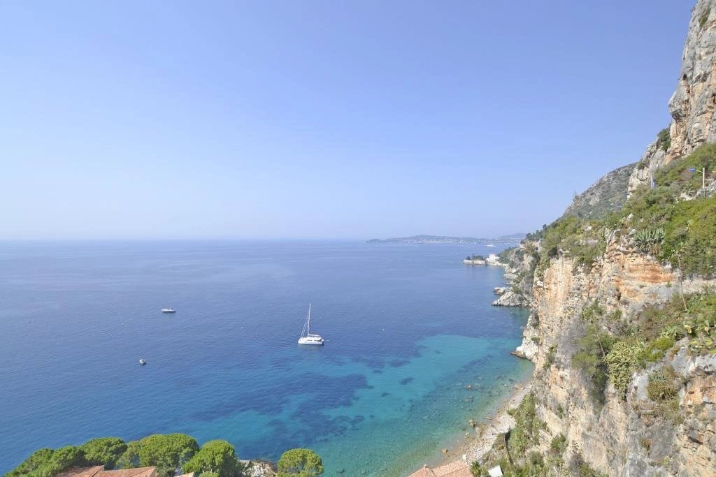 Cap d'Ail - Location - Villa moderne dans un domaine privé avec accès à la plage