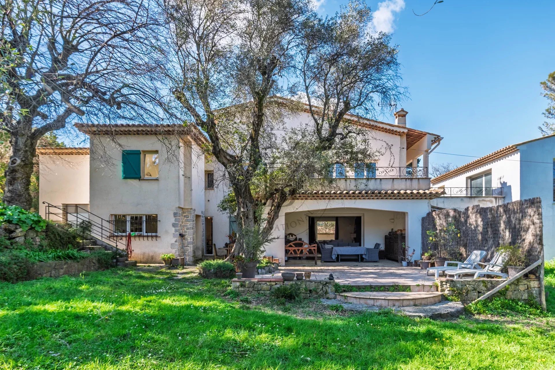 MOUGINS – PEYROUES – BELLE PROPRIÉTÉ À FORT POTENTIEL