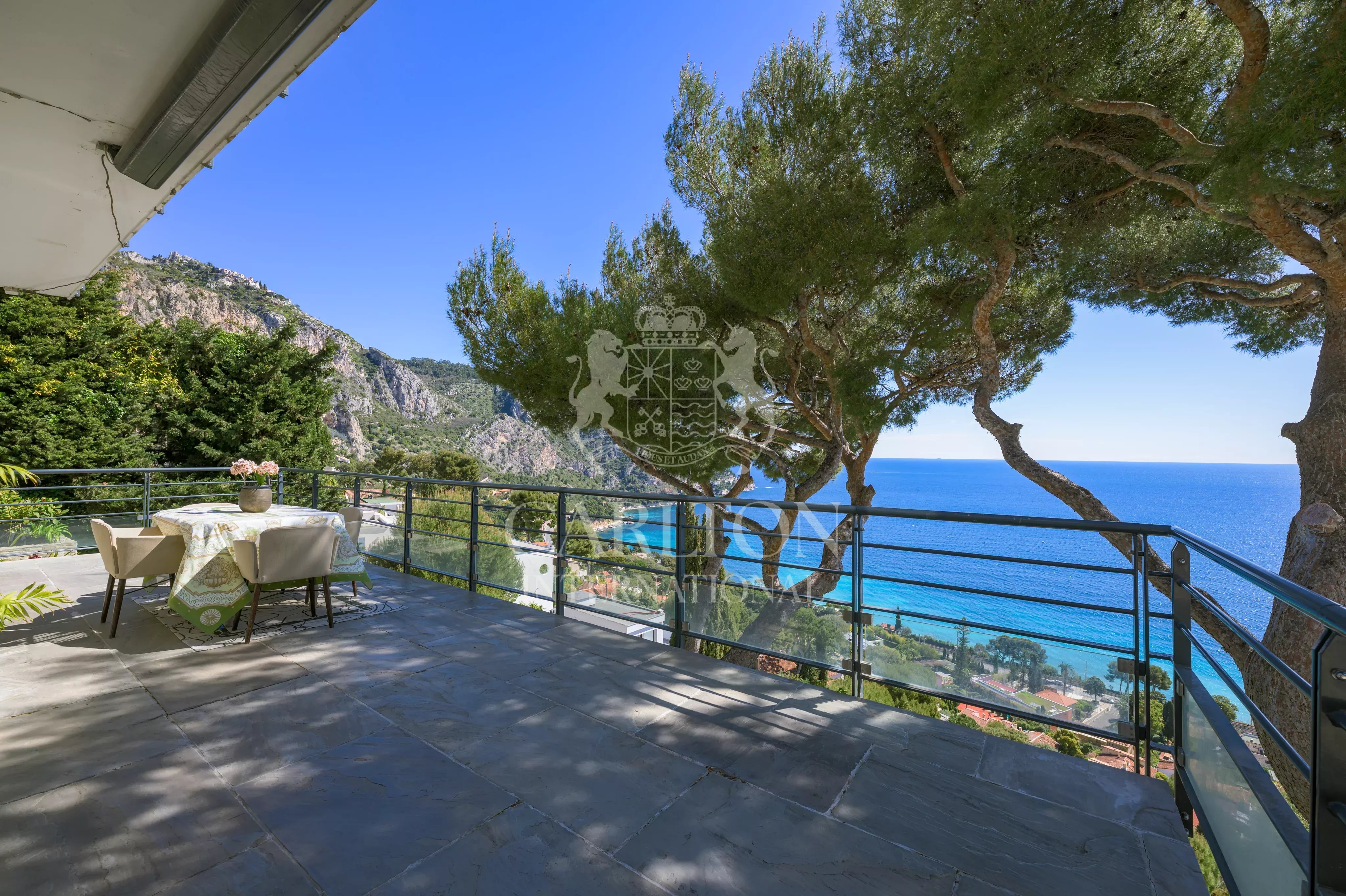 Villa contemporaine avec vue mer panoramique et grand terrain à Èze Bord de Mer