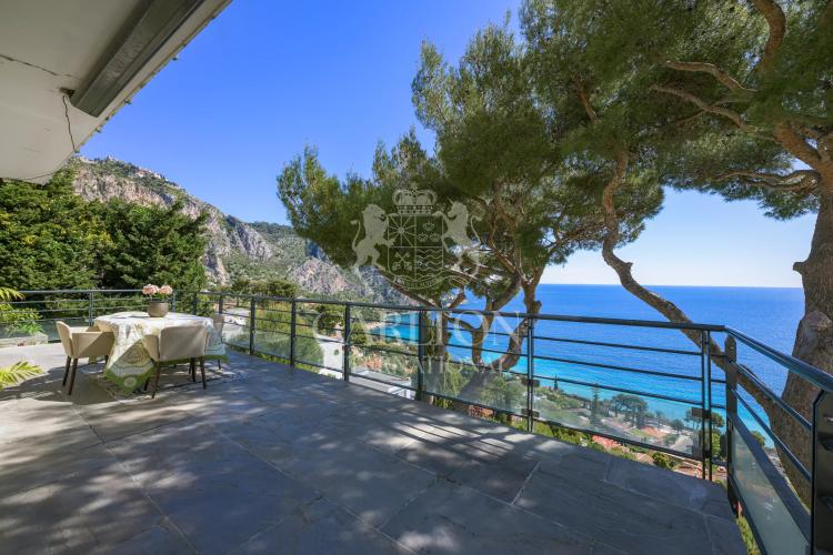 Villa contemporaine avec vue mer panoramique et grand terrain à Èze Bord de Mer