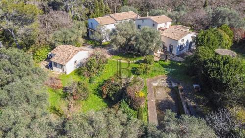 MOUGINS – PEYROUES – BELLE PROPRIÉTÉ À FORT POTENTIEL