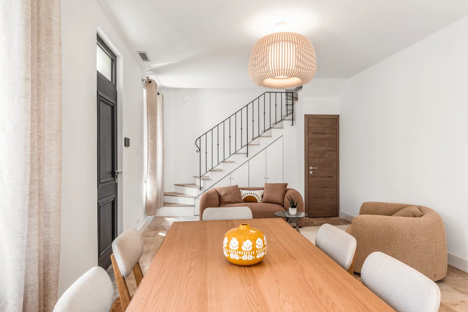 CANNES - PROCHE PALAIS – MAISON RÉNOVÉE - STUDIO INDÉPENDANT - PISCINE - STATIONNEMENTS