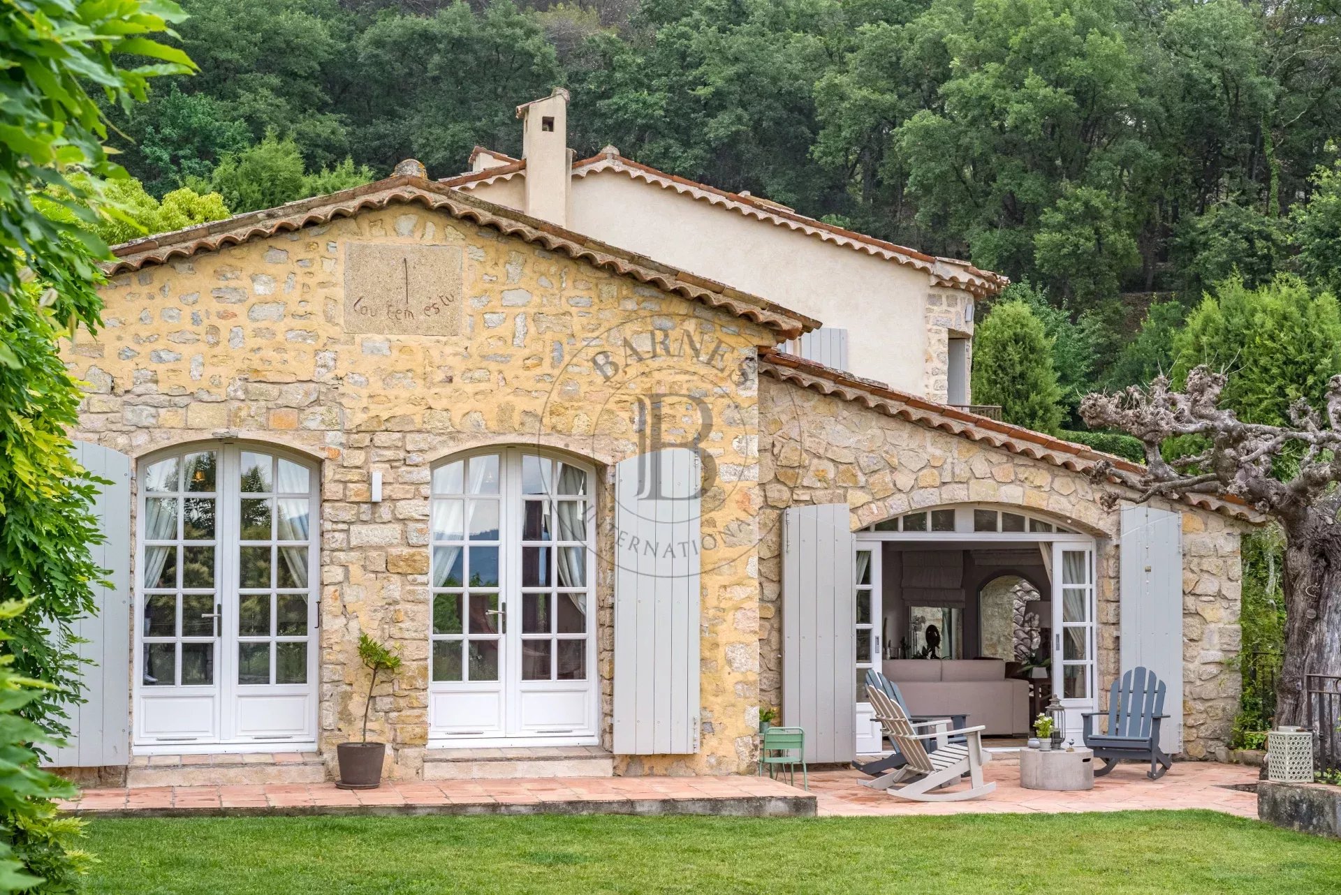 PROCHE MOUGINS - VILLA DE CHARME - AU CALME