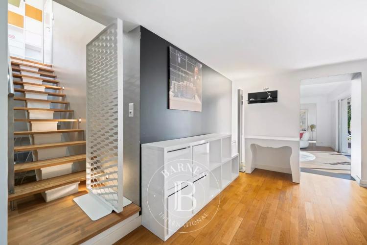 VILLEFRANCHE-SUR-MER — ÉLÉGANT DUPLEX AVEC VUE PANORAMIQUE DÉGAGÉE