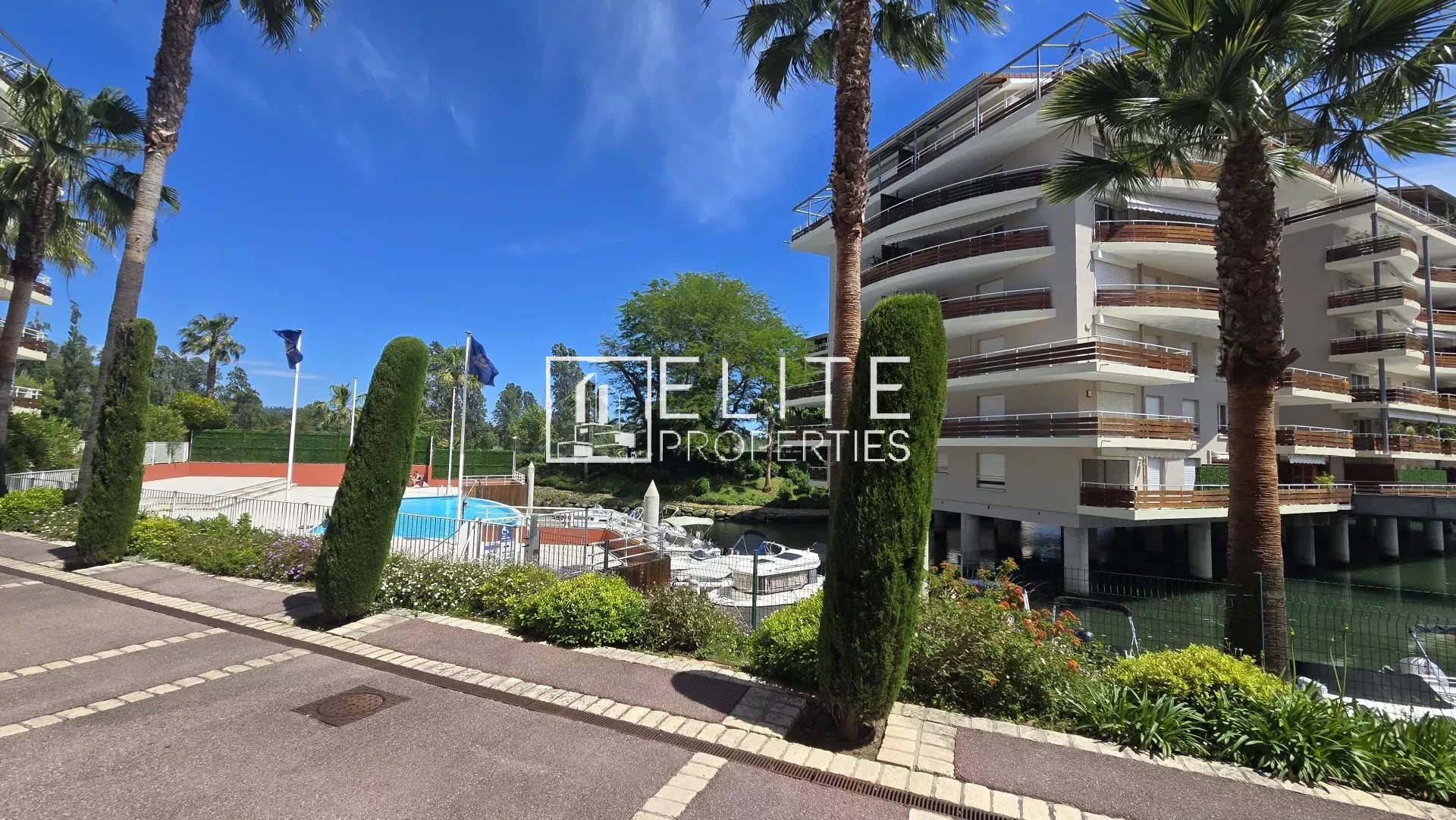 APPARTEMENT 3 PIÈCES DE 70m² + GARAGE, CAVE & PISCINE - MANDELIEU-LA-NAPOULE