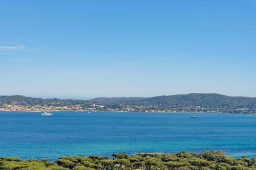 Villa neuve avec vue mer panoramique à vendre à Beauvallon