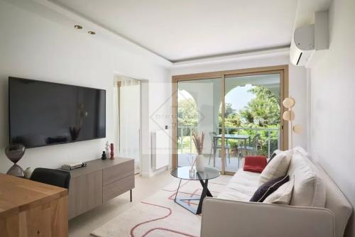 CANNES Californie - Élégant 2 pièces rénové avec vue mer et jardin
